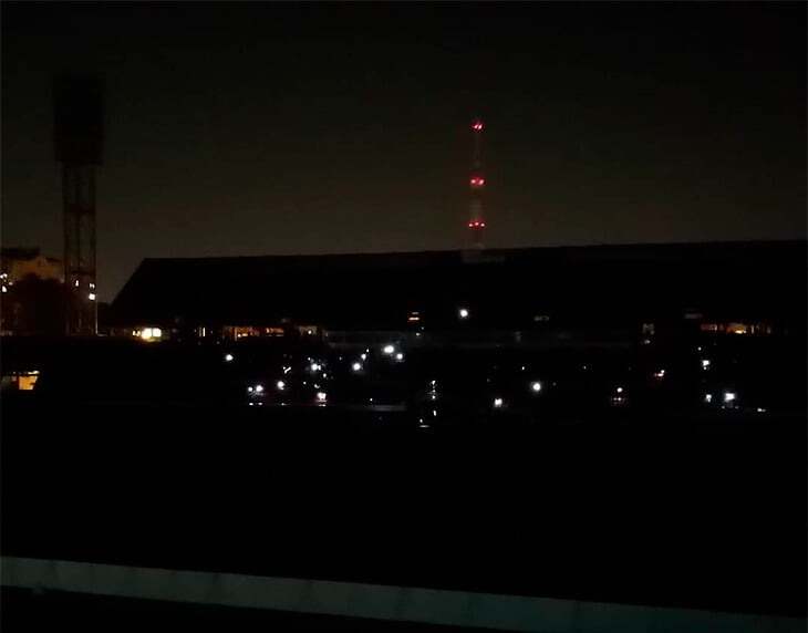 Блэкаут на матче ФНЛ: «Факел» с «Аланией» прервались почти на час из-за погасшего света, зрители включили фонарики 