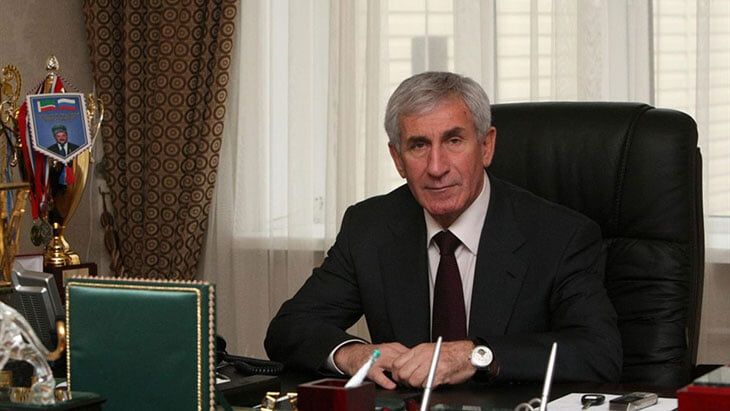 Советник Кадырова ударил судью в пах, а его сына уволили из «Ахмата» и забанили на три года. Сначала они все отрицали