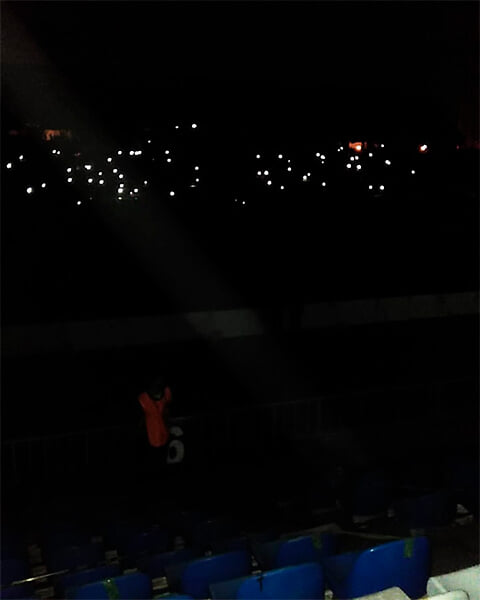 Блэкаут на матче ФНЛ: «Факел» с «Аланией» прервались почти на час из-за погасшего света, зрители включили фонарики 