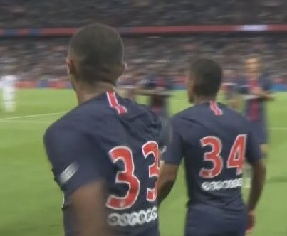 Во Франции молодежь играет под 33-м номером и без фамилий. Это даже закреплено в правилах