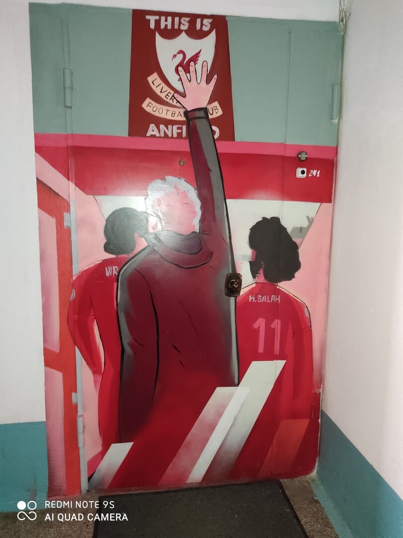 В челябинском подъезде есть волшебное граффити в честь «Ливерпуля». Его нарисовали для игрока «Ливерпуль-Челябинск»